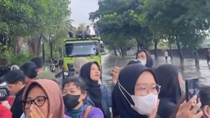 Tangkapan layar - Penumpang bus Transjakarta (TJ) di Jalan Daan Mogot, Cengkareng, Jakarta Barat terpaksa turun dan berpindah menaiki sebuah truk, imbas macet dan banjir yang menggenangi kawasan tersebut, Kamis, 29 Januari 2026. ANTARA/Risky Syukur