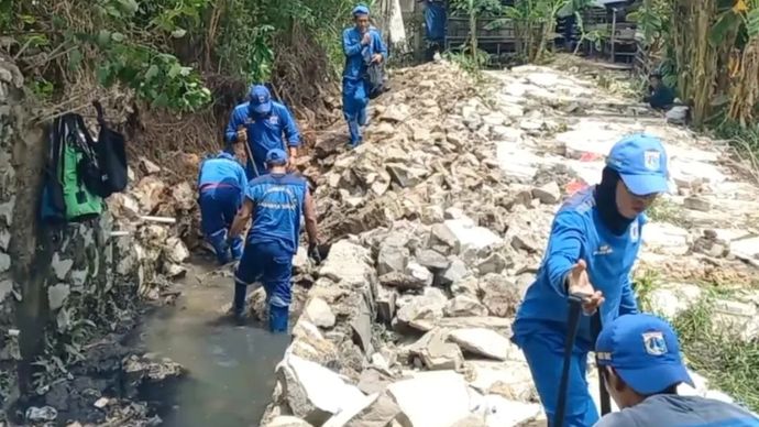 Petugas gabungan membersihkan tembok pembatas di Jalan Cempaka 1 RT 03/09 Cakung Timur, Cakung, Jakarta Timur yang ambruk, Rabu, 28 Januari 2026. (ANTARA/Siti Nurhaliza).