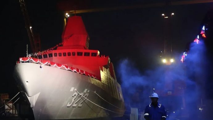 Pekerja berjaga saat penamaan dan peluncuran kapal frigate Merah Putih di Dermaga Semenanjung Barat Divisi Kapal Niaga PT PAL Indonesia, Surabaya, Jawa Timur, Kamis, 18 Desember 2025. Kapal yang kemudian diberi nama KRI Bala Putra Dewa 322 tersebut m