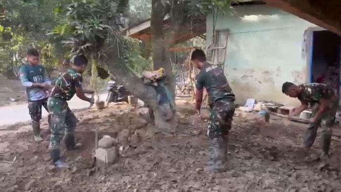 TNI membantu rumah lansia yang terdampak banjir