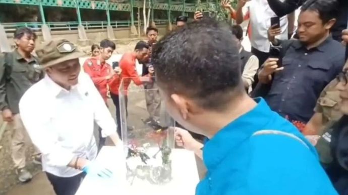 Menteri Kehutanan Republik Indonesia, Raja Juli Antoni didampingi Bupati Maros HAS Chaidir Syam dan Bupati Pangkep Muhammad Yusran Lalogau saat mengunjungi kawasan Taman Wisata Alam Bantimurung Bulusaraung di Kabupaten Maros, Rabu, 28 Januari 2026. A