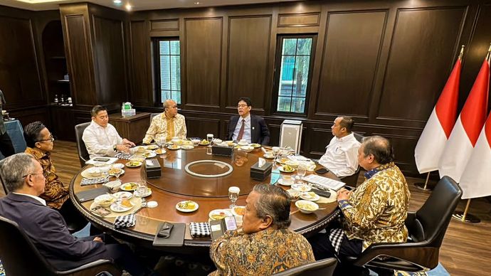 Seskab Teddy Ikuti Brainstorming Ekonomi Bersama Tokoh Nasional di Kantor Kemenko Perekonomian