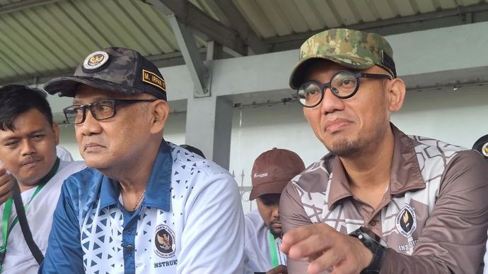 Menteri Haji dan Umrah Mochamad Irfan Yusuf (kiri) bersama Wakil Menteri Haji dan Umrah Dahnil Anzar Simanjuntak berbincang dengan awak media saat meninjau persiapan penutupan diklat di Lapangan Markas Komando Daerah TNI Angkatan Udara (Makodau) I, Jakarta.