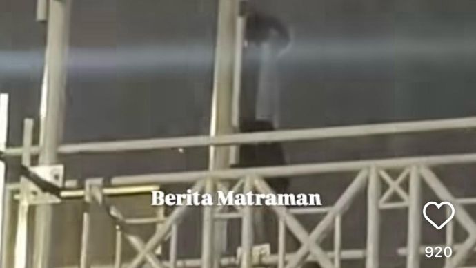 Pemuda hendak bunuh diri dari atas JPO Matraman. 