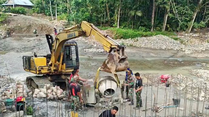 Personel TNI membangun dan memperbaiki jembatan di Sumatra Utara, hingga Kamis, 29 Januari 2026.