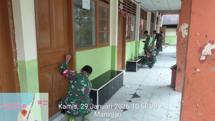 Prajurit TNI dari Kodam XX/Tuanku Imam Bonjol membersihkan dan merevitalisasi sejumlah sekolah dan pesantren yang terdampak bencana Sumatera, pada Kamis, 29 Januari 2026.