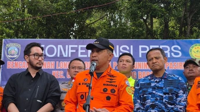 Kepala Badan Nasional Pencarian dan Pertolongan (Basarnas) Marsekal Madya TNI Mohammad Syafii saat melakukan konferensi pers di Cisarua, Kabupaten Bandung Barat pada Jumat, 30 Januari 2026. ANTARA/Ilham Nugraha