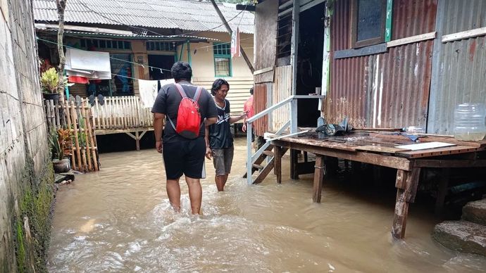 Banjir melanda rumah warga di RW 04 Cipinang Melayu, Kecamatan Makasar, Jakarta Timur, Kamis, 29 Januari 2026. ANTARA/Siti Nurhaliza.