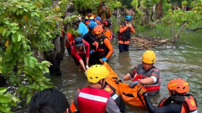 Tim SAR gabungan mengevakuasi jenasah ibu rumah tangga berinisial SN (44) usai tenggelam di Danau Griya Asri 2 Sumberjaya, Kecamatan Tambun Selatan, Kabupaten Bekasi, Kamis.ANTARA/Pradita Kurniawan Syah.