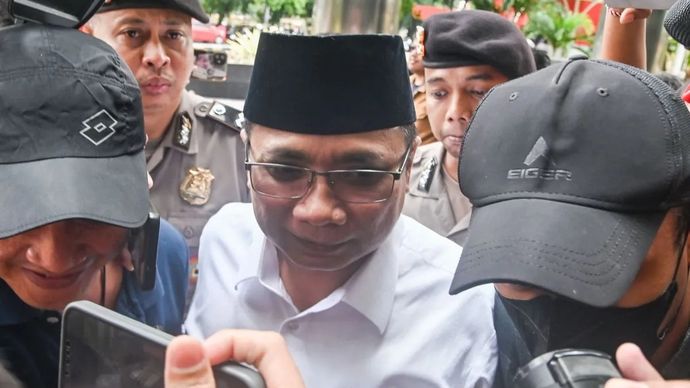 Tersangka kasus dugaan korupsi kuota haji dan penyelenggaraan ibadah haji Yaqut Cholil Qoumas (tengah) tiba di Gedung Merah Putih KPK, Jakarta, Jumat, 30 Januari 2026. KPK memeriksa Menteri Agama Yaqut Cholil Qoumas periode 2020-2024 sebagai saksi terkait kerugian keuangan negara pada kasus korupsi kuota haji tahun 2023-2024 dan pemeriksaan dilakukan oleh auditor BPK. ANTARA FOTO/Fakhri Hermansyah/foc.