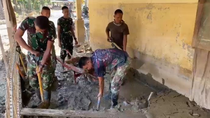 TNI membantu pembersihan rumah milik warga yang terdampak bencana di Aceh, pada&nbsp;Minggu, 1 Februari 2026.