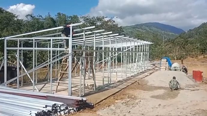 Proses pembangunan hunian sementara (huntara) untuk warga yang terdampak bencana di Aceh, pada&nbsp;Minggu, 1 Februari 2026.