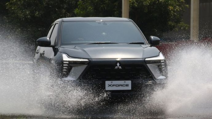 Pengemudi mobil perlu memahami teknik berkendara yang tepat saat hujan lebat. (Foto: Dok/Istimewa/mitsubishi-motors.co.id) 
