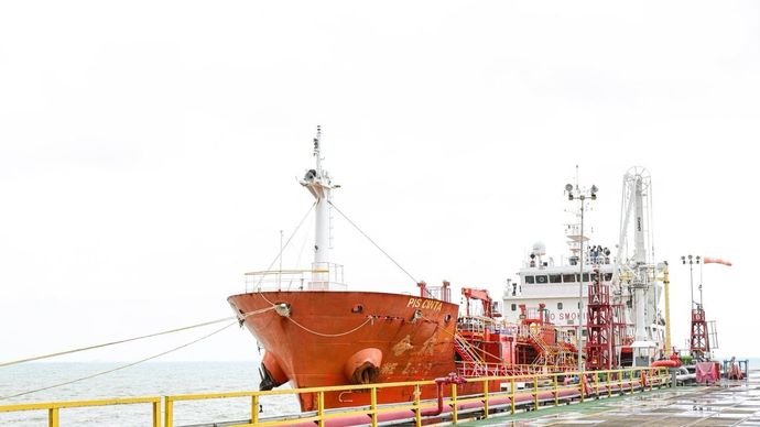 Kapal PIS Cinta sedang melakukan proses pemuatan Avtur hasil pengolahan Kilang Pertamina Balongan di area Terminal Khusus Kilang Balongan, Indramayu, Jawa Barat, Kamis, 29 Januari 2026.