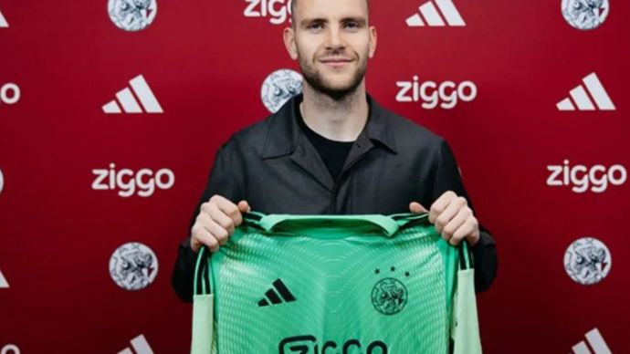 Kiper Timnas Indonesia Maarten Paes resmi diperkenalkan sebagai pemain baru klub Liga Belanda Ajax Amsterdam pada bursa transfer musim dingin ini. (ajax.nl)