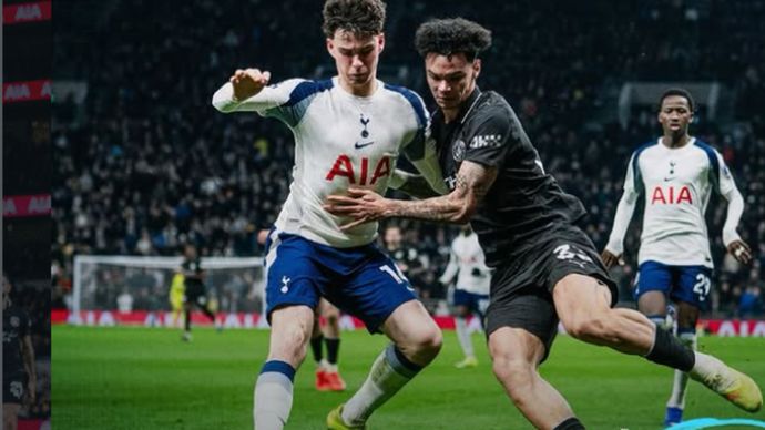 Manchester City gagal memangkas jarak dengan Arsenal setelah diimbangi Tottenham 2-2 pada pertandingan Liga Inggris di Stadion Tottenham Hotspur, London, Minggu waktu setempat.