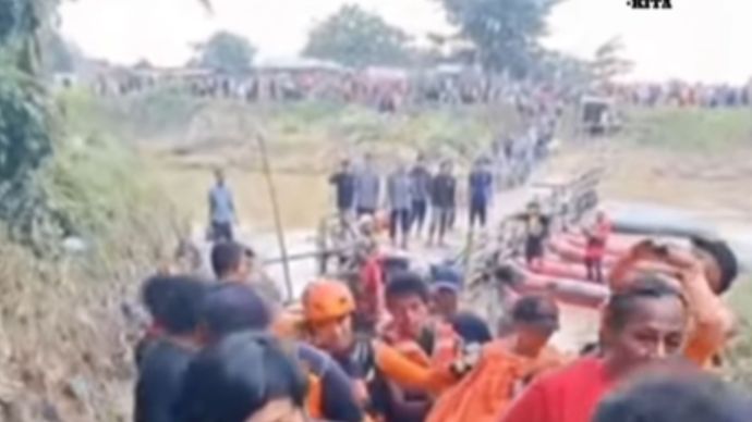 Seorang pekerja perahu eretan di Kali Bekasi yang dilaporkan hilang setelah tercebur ke sungai akhirnya ditemukan meninggal dunia. Korban berinisial G (25) ditemukan tim SAR gabungan pada Senin (2/2/2026) sekitar pukul 16.20 WIB.