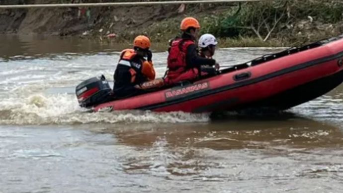 Tim rescue dari Kantor SAR Jakarta lewat Unit Siaga SAR Bekasi bareng unsur SAR gabungan masih terus nyari korban tenggelam di Kali Bekasi, Desa Sukamekar, Kecamatan Sukawangi, Kabupaten Bekasi, Minggu (1/2).
