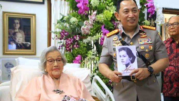 Arsip. Kapolri Jenderal Pol. Listyo Sigit Prabowo menghadiri acara perayaan hari ulang tahun (HUT) Ke-100 istri mantan Kapolri Jenderal (Purn) Hoegeng Iman Santoso, Meriyati Roeslani atau Meriyati Hoegeng, di Depok, Jawa Barat, Senin, 23 Juni 2025. ANTARA/HO-Divisi Humas Polri.