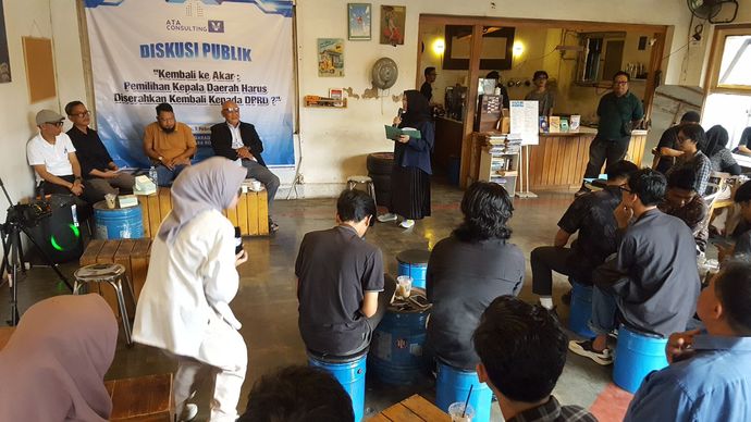 Diskusi publik bertajuk &ldquo;Kembali ke Akar: Pemilihan Kepala Daerah Harus Diserahkan Kembali kepada DPRD&rdquo; digelar di Kopi Garasi Veloce, Tasikmalaya, Jawa Barat, Minggu, 1 Februari 2026.