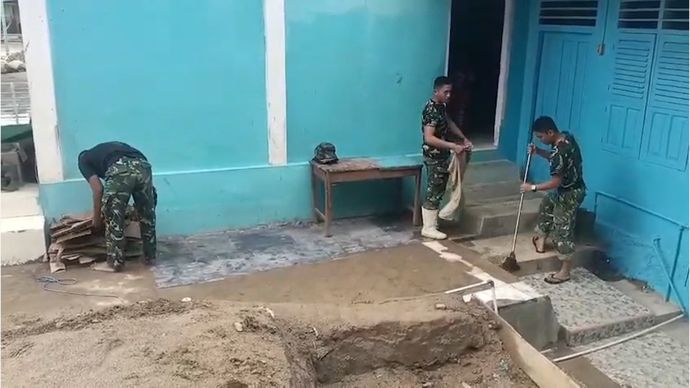 TNI melakukan pembersihan fasilitas ibadah di Kabupaten Tapanuli Selatan (Tapsel), pada Senin, 2 Februari 2026.