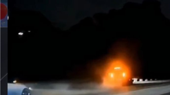 Kendaraan 1 (JETOUR) berjalan di bahu kiri, kemudian datang kendaraan 2 (BMW) dari lajur 2 hendak menyalip dari bahu kiri, lanjut menabrak bagian kanan kendaraan 1 yang mengakibatkan kendaraan 1 terpental ke kiri menabrak guardriil lanjut terbakar