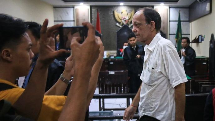 Dokumentasi William John Matheson (kanan), salah seorang terdakwa eksploitasi air di Gili Trawangan berjalan meninggalkan ruangan usai menjalani sidang putusan di Pengadilan Negeri Mataram, NTB, Kamis petang, 31 Oktober 2024. ANTARA/Dhimas BP