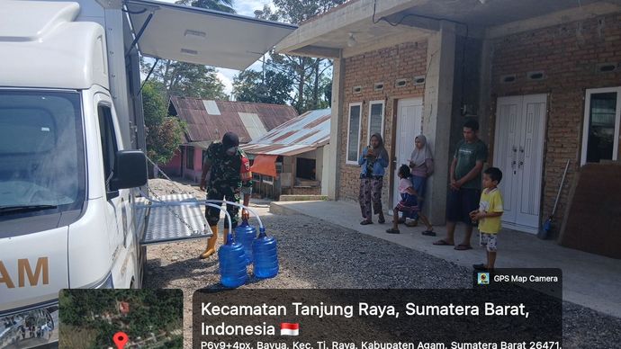 Masyarakat mengantre untuk mengisi jeriken dengan air bersih di Sumatera.