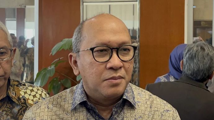 CEO Badan Pengelola Investasi Daya Anagata Nusantara (BPI Danantara) Rosan Roeslani menanggapi pertanyaan awak media di Kompleks Parlemen Senayan, Jakarta, Selasa, 3 Februari 2026. (ANTARA/Arnidhya Nur Zhafira)
