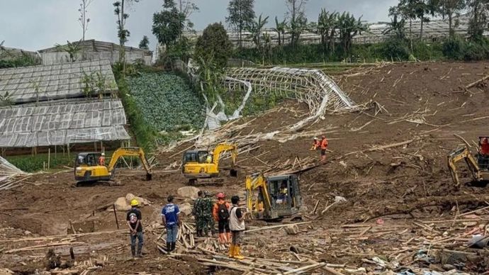 Tim SAR gabungan saat melakukan proses pencarian terhadap korban longsor di Desa Pasirlangu, Kecamatan Cisarua, Kabupaten Bandung Barat, Jawa Barat, Rabu, 4 Februari 2026. ANTARA/Rubby Jovan