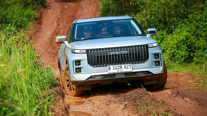 JAECOO J7 SHS-P melintasi jalur off-road. (Foto: Dok/Istimewa)