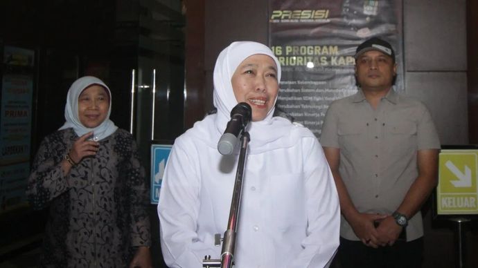 Arsip foto- Gubernur Jawa Timur Khofifah Indar Parawansa memberikan keterangan seusai diperiksa oleh Komisi Pemberantasan Korupsi (KPK) di Polda Jawa Timur, Surabaya, Jawa Timur, Kamis, 10 Juli 2025. Khofifah diperiksa selama delapan jam untuk dimintai keterangan sebagai saksi atas dugaan korupsi pengelolaan dana hibah untuk kelompok masyarakat (pokmas) di lingkungan Pemprov Jawa Timur tahun anggaran 2021-2022. ANTARA FOTO/Umarul Faruq/tom.