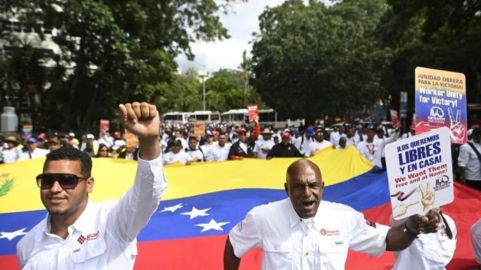 Sejumlah pekerja mengikuti pawai menuntut agar pemerintah AS membebaskan Presiden Venezuela Nicolas Maduro dan istrinya di Caracas, Venezuela, Rabu, 14 Januari 2026. ANTARA/Xinhua/Lucio Tavora/aa.