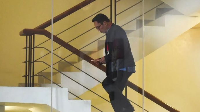 Mantan Gubernur Jawa Barat Ridwan Kamil berjalan menuju ruang pemeriksaan di Gedung Merah Putih KPK, Jakarta, Selasa, 2 Desember 2025. Penyidik KPK melakukan pemanggilan kepada Ridwan Kamil untuk diperiksa sebagai saksi dalam kapasitasnya semasa menjabat sebagai Gubernur Jawa Barat dalam kasus dugaan korupsi pengadaan iklan pada Bank Pembangunan Daerah Jawa Barat dan Banten atau Bank BJB periode 2021-2023 yang diperkirakan merugikan keuangan negara sekitar Rp222 miliar. ANTARA FOTO/Indrianto Eko Suwarso/nz