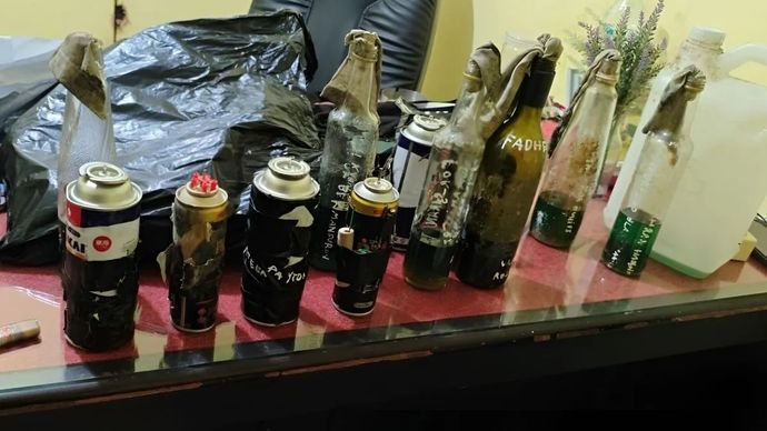 Barang bukti yang diamankan Densus 88 AT Polri dari kasus seorang siswa SMPN 3 Sungai Raya, Kalimantan Barat, yang melemparkan molotov di lingkungan sekolah pada Selasa, 3 Februari 2026. (ANTARA/HO-Densus 88 AT Polri)