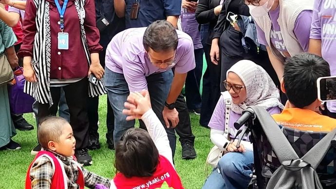 Menkes Budi Gunadi Sadikin berinteraksi dengan penyintas kanker anak pada peringatan Hari Kanker Sedunia di Jakarta, Rabu, 4 Februari 2026. ANTARA/Lintang Budiyanti Prameswari.