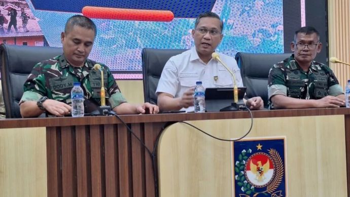 Juru Bicara Satgas Percepatan Rehabilitasi dan Rekonstruksi Pascabencana Sumatera, Amran (tengah), dalam konferensi pers di Kantor Kementerian Dalam Negeri, Jakarta, Rabu, 4 Februari 2026.