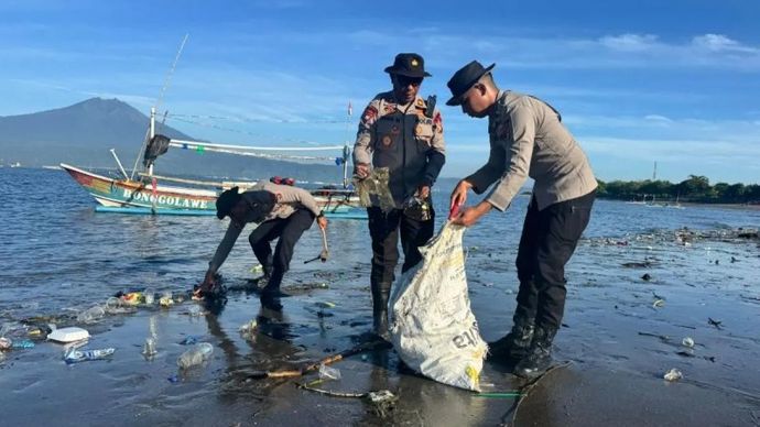 Personel Kepolisian Daerah Bali membersihkan sampah di Pantai Padanggalak, Denpasar, Bali, Rabu, 4 Februari 2026. ANTARA/HO-Humas Polda Bali