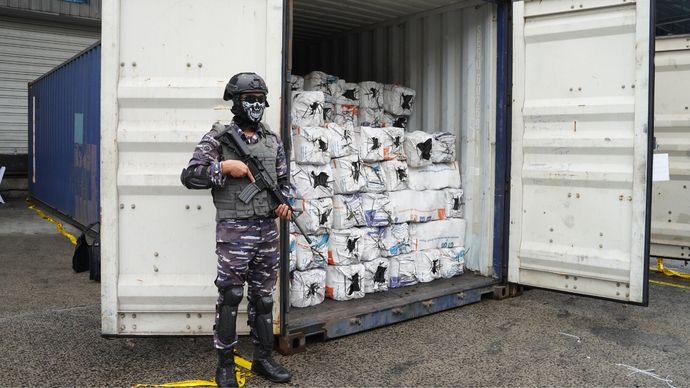 IPC Terminal Petikemas (IPC TPK) bersama Komando Armada Republik Indonesia Komando Daerah TNI Angkatan Laut (Koarmada RI Kodaeral III) mengungkap kasus pengiriman arang bakau tanpa dokumen resmi di Pelabuhan Tanjung Priok. 