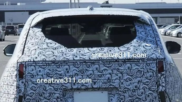 Ilustrasi - Kendaraan uji berselimut kamuflase yang dinilai menunjukkan gambaran pertama Honda HR-V model terbaru. (Creative 311)