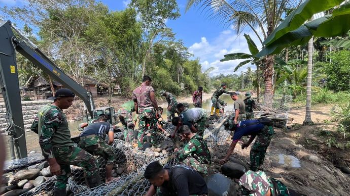 TNI dan warga&nbsp;bergotong royong membangun jembatan perintis di berbagai desa terpencil di Provinsi Aceh, pada Selasa, 3 Februari 2026, di sejumlah wilayah seperti Kabupaten Pidie, Pidie Jaya, Bireuen, Aceh Tengah, Aceh Utara, Aceh Tamiang, Gayo Lues, Aceh Timur, hingga Bener Meriah