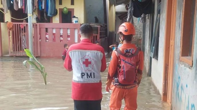 Ilustrasi - Petugas BPBD DKI saat memonitor lokasi lokasi banjir di Jakarta. ANTARA/HO-BPBD DKI