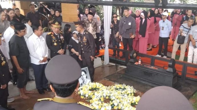 Kapolri Jenderal Polisi Listyo Sigit Prabowo pada prosesi pemakaman Meriyati Roeslani Hoegeng atau Eyang Meri di Taman Pemakaman Giri Tama, Desa Tonjong, Kabupaten Bogor, Jawa Barat, Rabu, 4 Februari 2026. ANTARA/M Fikri Setiawan