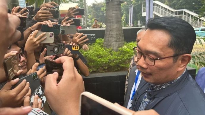 Mantan Gubernur Jawa Barat Ridwan Kamil memberikan keterangan saat tiba di Gedung Merah Putih KPK, Jakarta, Selasa, 2 Desember 2025. (ANTARA/Rio Feisal)
