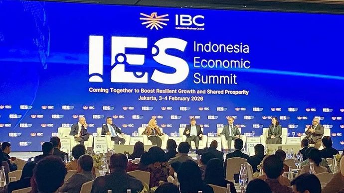 Utusan Khusus Presiden Bidang Iklim dan Energi Hashim Djojohadikusumo (tengah) memaparkan materi dalam forum Indonesia Economic Summit (IES) 2026 di Jakarta, Rabu, 4 Februari 2026. ANTARA/Rizka Khaerunnisa/aa.