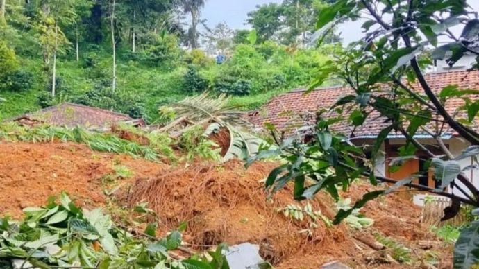 Belasan rumah di Desa Campakawarna, Kecamatan Campakamulya, Kabupaten Cianjur, Jawa Barat, tertimbun longsor sehingga 36 jiwa terpaksa mengungsi.ANTARA/Ahmad Fikri.