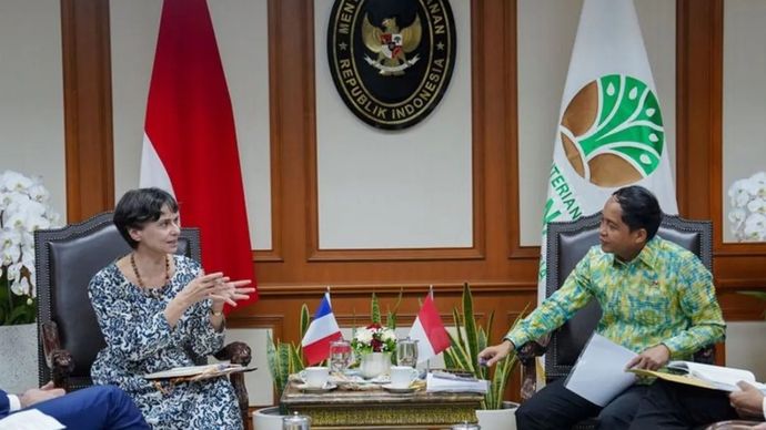 Menhut Raja Juli Antoni (kanan) dalam pertemuan dengan CEO CIRAD Elisabeth Claverie de Saint-Martin di Jakarta pada Selasa, 3 Februari 2026. ANTARA/HO-Kemenhut
