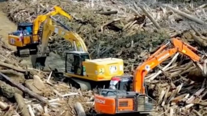 Prajurit TNI membersihkan kayu-kayu&nbsp;pascabencana banjir Aceh, dengan&nbsp;alat berat seperti ekskavator dan buldoser.