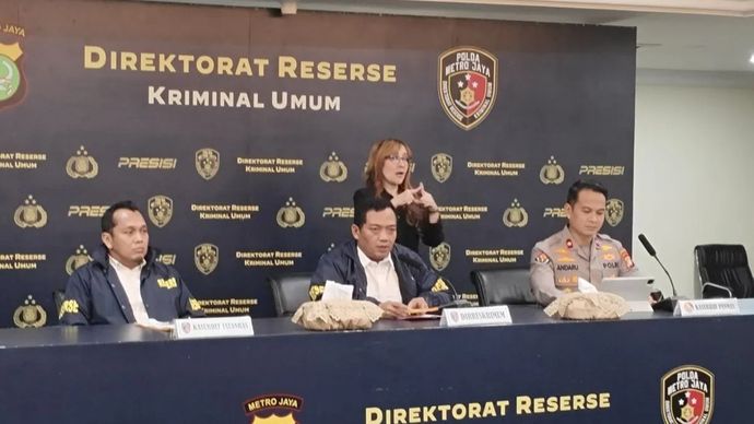 Dirreskrimum Polda Metro Jaya, Kombes Pol Iman Imanuddin (tengah) bersama Kasubbid Penmas Polda Metro Jaya, Kompol Andaru Rahutomo (kanan) dan Kasubdit Jatanras Ditreskrimum Polda Metro Jaya, AKBP Abdul Rahim (kiri) saat konferensi pers di Polda Metro Jaya, Rabu, 4 Februari 2026. ANTARA/Ilham Kausar