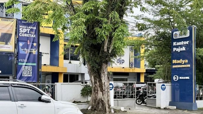 Suasana di depan Kantor Pelayanan Pajak (KPP) Madya Banjarmasin pasca dugaan Operasi Tangkap Tangan (OTT) Komisi Pemberantasan Korupsi (KPK) terhadap sejumlah pejabat pajak di kantor pelayanan pajak tersebut di Banjarmasin, Kalimantan Selatan, Rabu, 4 Februari 2026. ANTARA/Tumpal Andani Aritonang